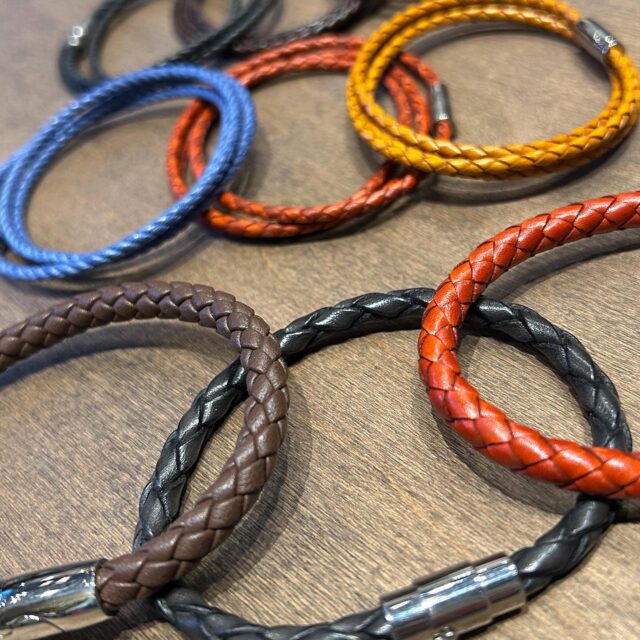 Elevate dad’s style with these beautifully handcrafted leather bracelets, made in Florence. Whether he’s dressing up or keeping it casual, these bracelets add the perfect finishing touch to any look.
.
.
.
#gentiluomo #madeinitaly #distilleryto #bracelets #mensbracelets #wristgame #wristwear #mensjewellery #mensjewelry #stackablebracelets #braceletstack #leatherbracelet #leatherjewellery #leatherjewelry #giftsfordad #fathersdaygifts #giftsforhim
